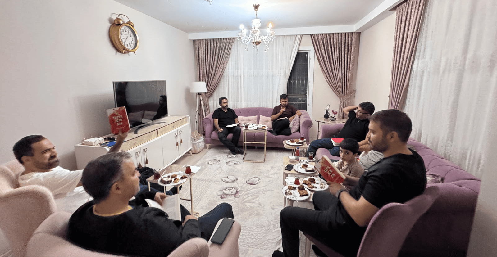 Ülfet Muhabbet Öğretmen Grubunda Kitap Tahlili Programı Gerçekleştirildi